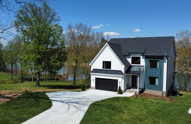 Lakeshore Modern Brand new for 2023! Lake front with platform dock and 2 kayaks