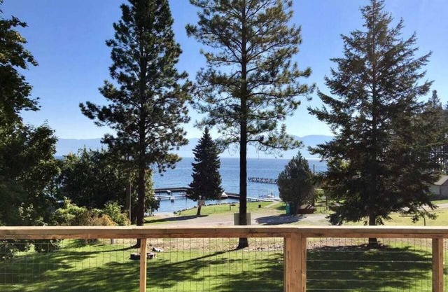 Lakeshore Retreat, sur le magnifique lac Flathead! Animaux acceptés