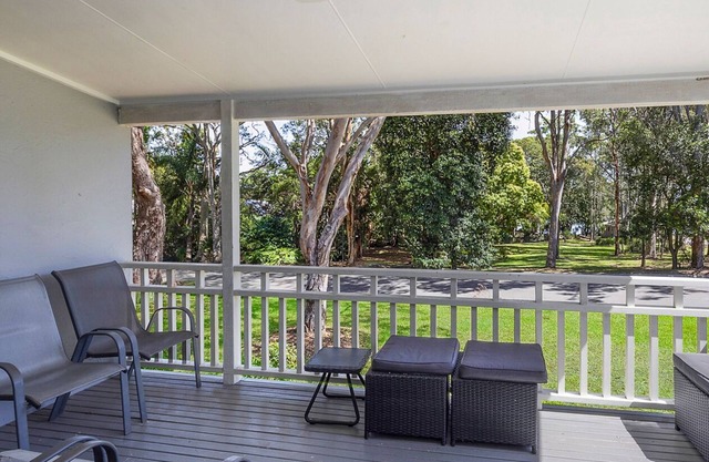 Lakeshores Villa - 200m from pool, tennis & lake!