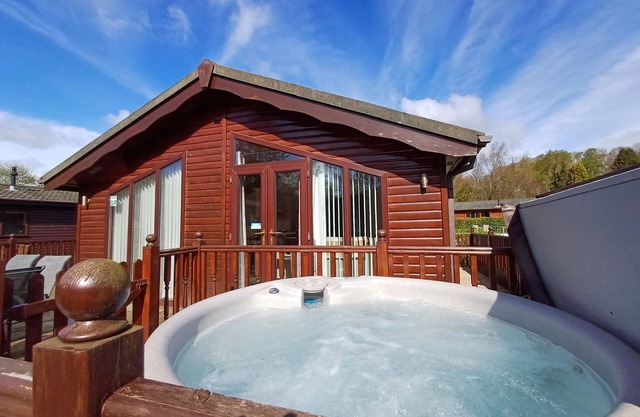 Lakeside 1 Lodge - a holiday lodge that sleeps 4 guests in 2 bedrooms