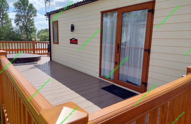 LAKESIDE 3-bedroom lodge with HOT TUB & FISHING PEG