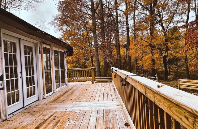 Lakeside Artist Retreat minutes from Elon U, Gboro & RDU! Pvt beach, deck & more