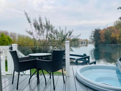 Lakeside Bliss with Fishing Peg and Hot Tub