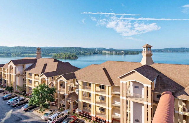 Lakeside Bliss: Your Ozark Mountain Retreatn