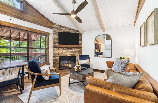 Lakeside Cabin for 6! Swim, Fish, Kayak!! 5 Min to SDC!