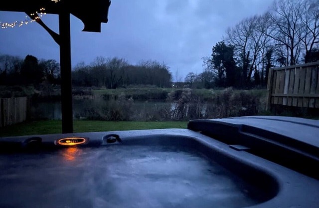 Lakeside Cabin with Private Hot Tub & Coarse Fishing Lake