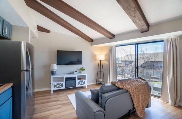 Lakeside Condo w/ Hot Tub & Pool