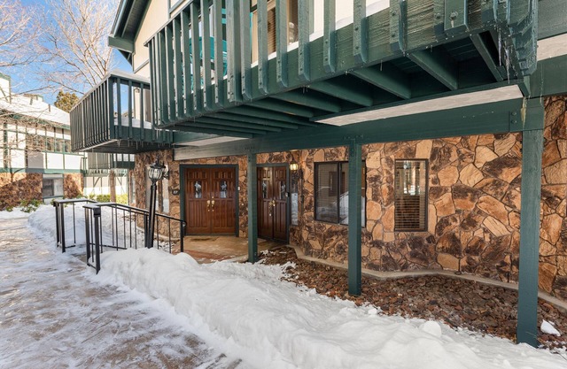 Lakeside condo with two queen suites, access to shared pool, tennis and gym!