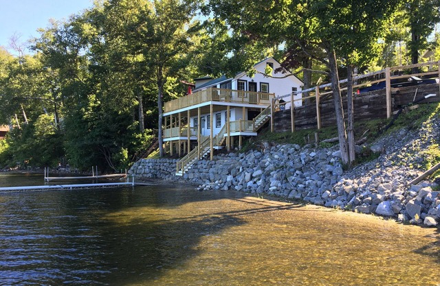 Chalet au bord du lac avec télévision par câble, wifi, grandes terrasses, vue sur la montagne et un quai de 30 '