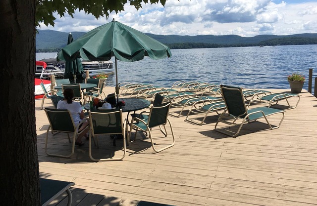 Chalet au bord du lac avec cale de bateau disponible
