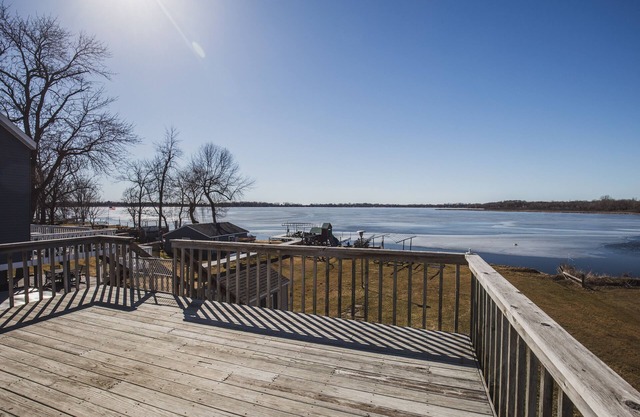 Cottage Lakeside avec des vues inspirantes! Chambre principale et terrasses au bord du lac!