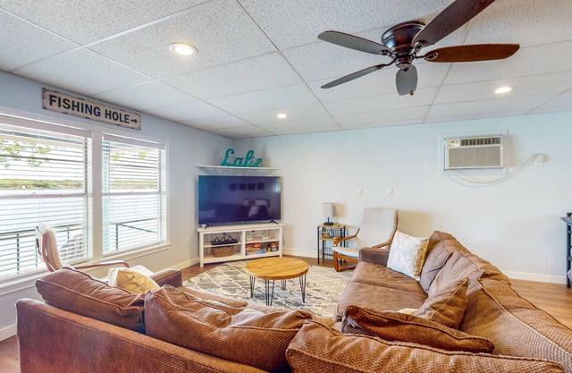 Lakeside dog-friendly retreat with covered patio