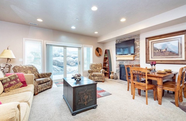 Lakeside Escape 2 BR | Hot Tub | Pool (LS36B)