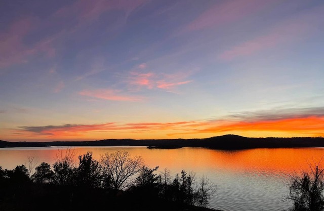 Lakeside Escape Luxury 2 bd condo with TRL views