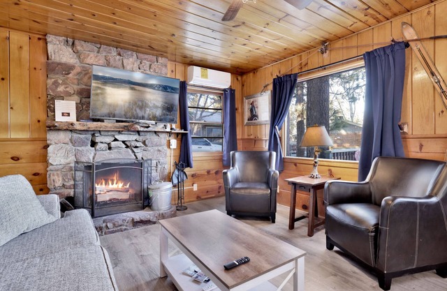 * SINGLE STORY COTTAGE LACSIDE ~ Promenade au village ~