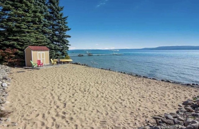 Lakeside family paradise 140ft private Crystal Lake Frontage