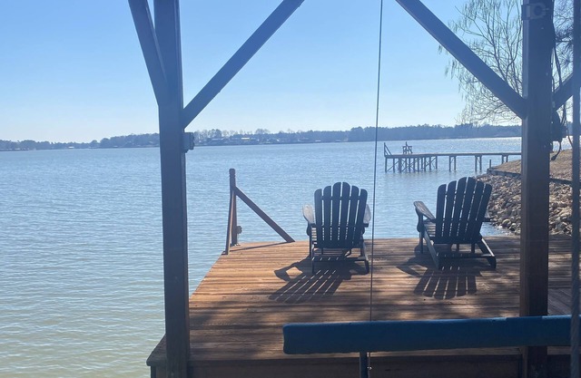 Lakeside cabin with boat lift for your boat! Year round water