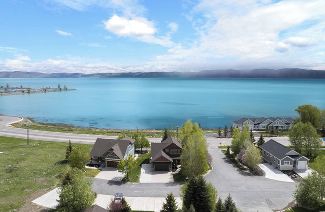 Lakeside Haven, a cozy and relaxing home that sleeps 24 with pool/hottub access!