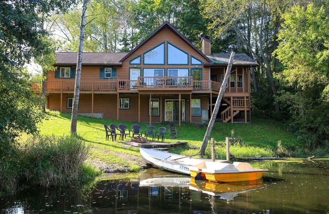 Accueil Lakeside Haven sur le lac Birch, peut accueillir jusqu'à 12 personnes.