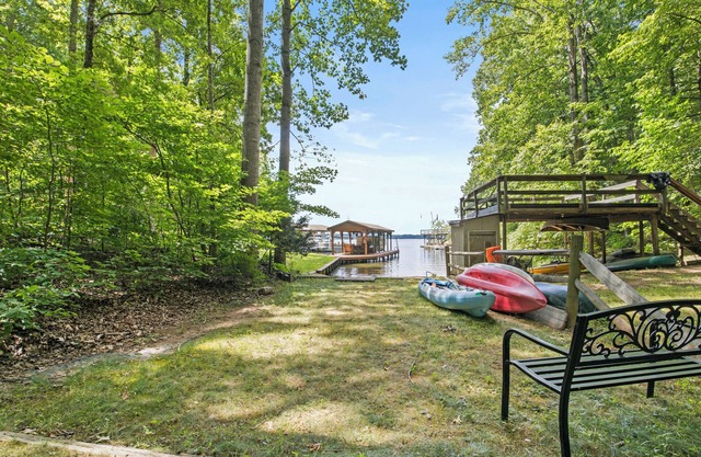 Lakeside Haven: Spacious Retreat with Stunning Views and Family Fun