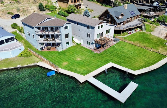 Decks !! Nouvelle maison au bord de l'eau du lac Chelan, bain à remous, vues magnifiques, à quelques pas du lac
