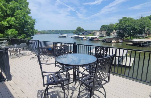 Lakeside HOLIDAY Getaway for the WHOLE family!