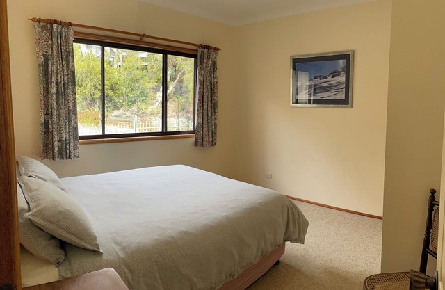 Lakeside Home with views over Jindabyne to the Mountains