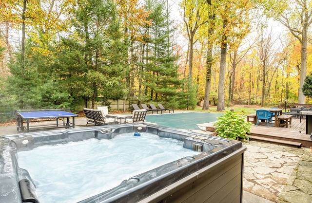 Lakeside Home With Pool & Hot Tub! Close To Beach!