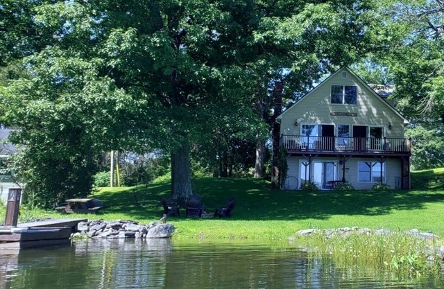 Maison au bord du lac sur l'étang Webber. 8 personnes en été