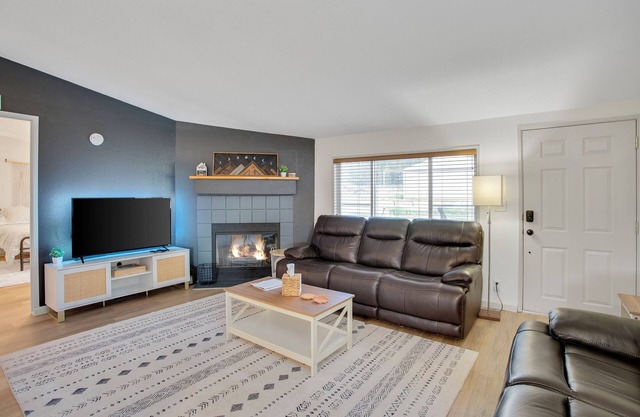 Cozy Escape: Walk to Lake, Mountain Views + Big Backyard Fun, sleeps 8!