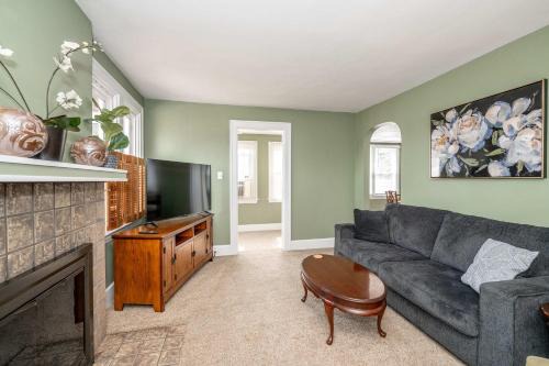 Lakeside Landing - Modern & Chic 3BR Retreat