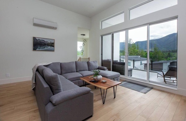 Lakeside Living – New 4 Bedroom Retreat