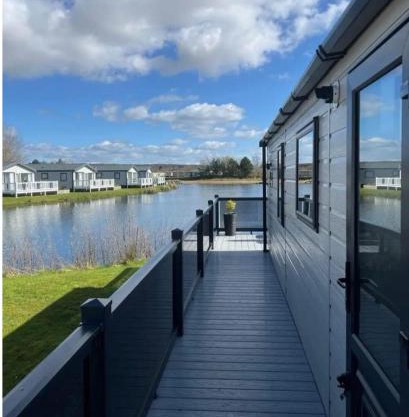 Lakeside location, sleeps 8, 3 bedrooms, fully glazed wrap around decking, Haven Lakeland, Lake District