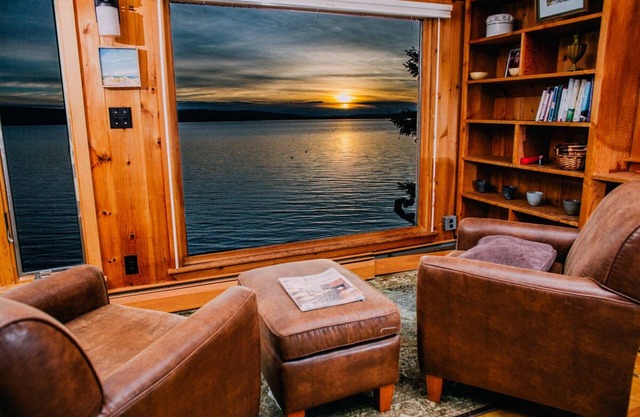 15 pieds du lac. Foyer. Kayaks SUPs, Animaux admis, Plage privée, Bois