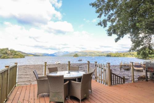 Lakeside Lodge