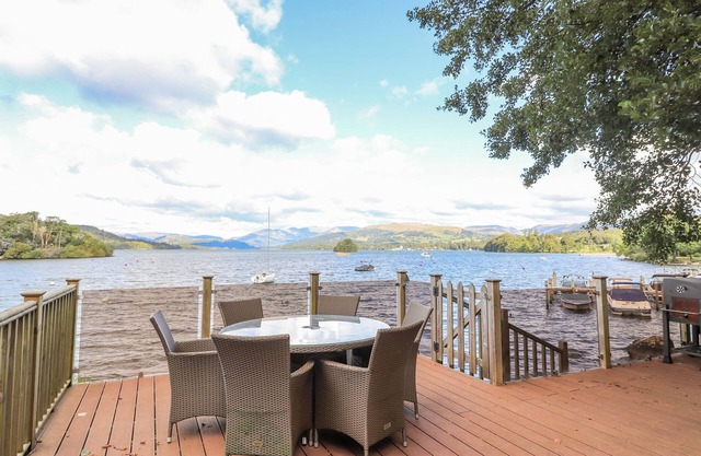 Lakeside Lodge