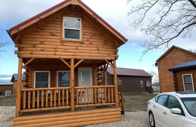 Lakeside Lodge In Between Geneva-on-the-Lake and the Historic Ashtabula Harbor