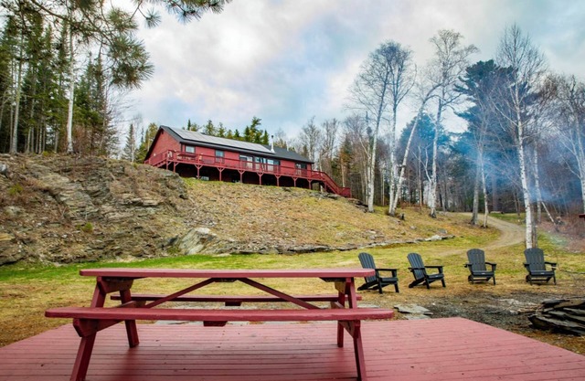 Lakeside Lodge with stunning views!