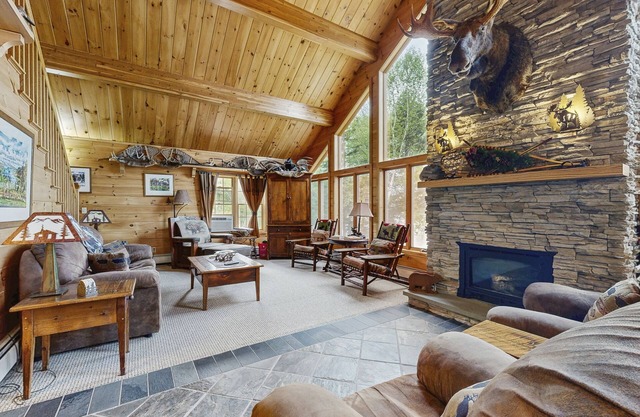 Lodge au bord du lac avec vue imprenable sur l'eau, véranda grillagée, quai et foyer