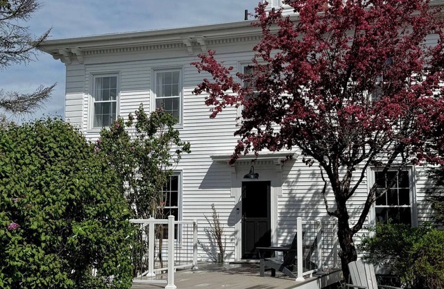 Historic, Renovated Lakeside Lodge in Belgrade Lakes Village