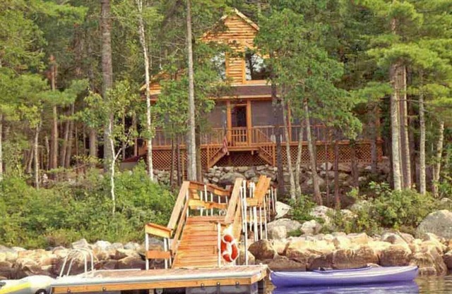 Cabane en rondins au bord du lac Tunk dans DownEast Main