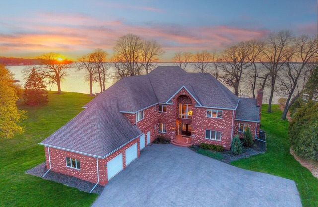Lakeside Lux of Oshkosh- Lake/Games/10beds/Luxury