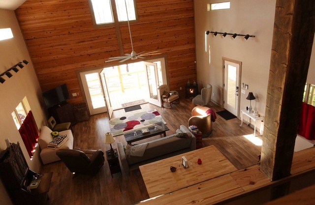 Cabane de luxe au bord du lac sur 125 acres (20 min à MSU) - 6 personnes