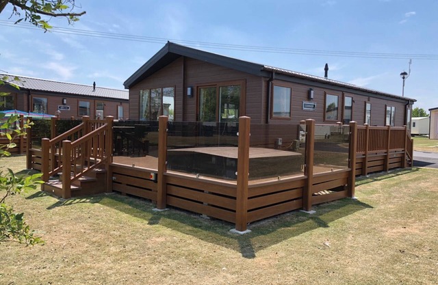 Lakeside Luxury Lodge, 3 chambres, jetée de pêche privée, bain à remous
