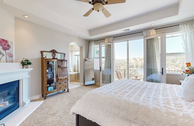 Lakeside luxury, shared pool, gym, & hot tub in private community