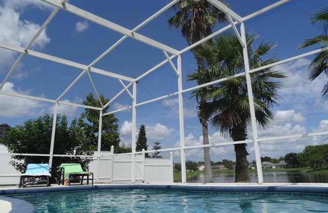 Villa de luxe au bord du lac avec piscine