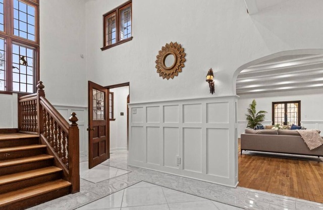Lakeside Mansion - Antique Room