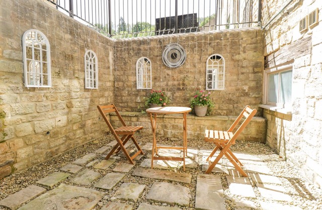 LAKESIDE MILL COTTAGE, pet friendly, with a garden in Nailsworth
