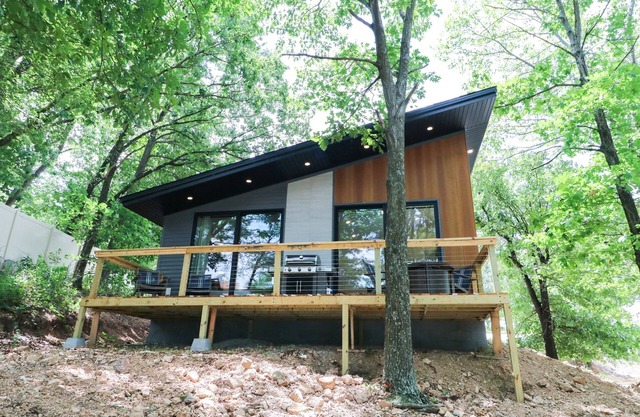 Lakeside Modern Luxury Cabin with Lake View