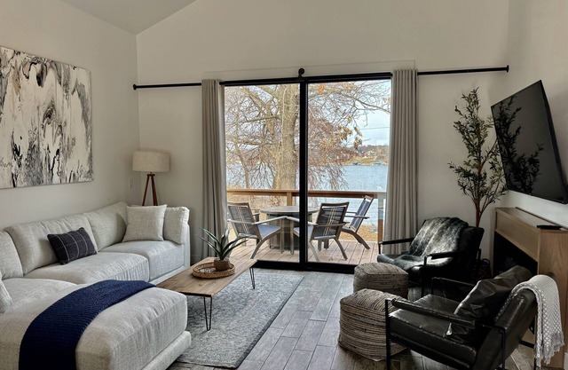 Lakeside Modern Luxury with Lake Views, King Beds